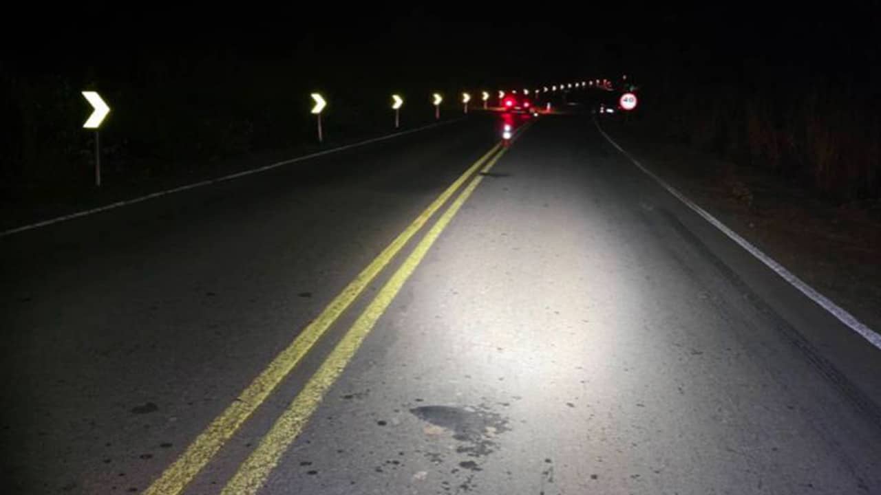 Casal de idosos morre após moto ser atingida por carro na MG-181, em Bonfinópolis de Minas
