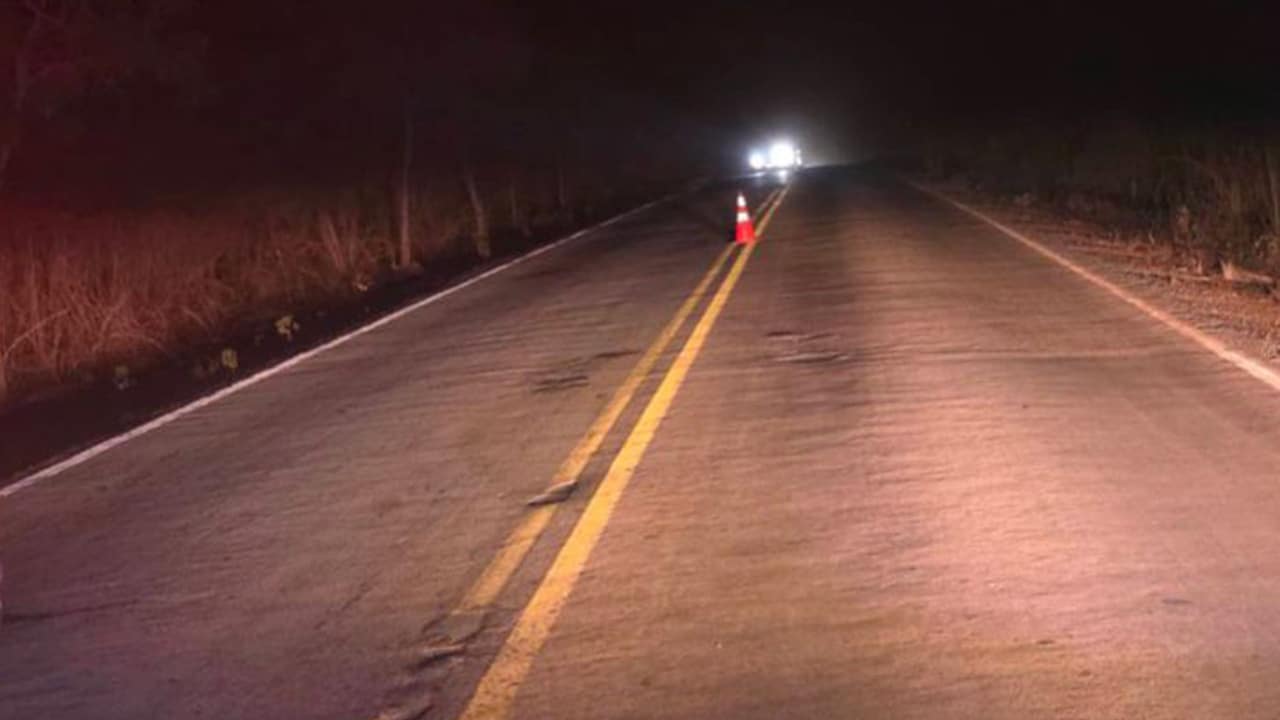Casal de idosos morre após moto ser atingida por carro na MG-181, em Bonfinópolis de Minas