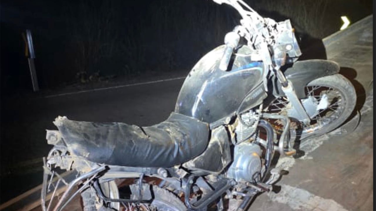 Casal de idosos morre após moto ser atingida por carro na MG-181, em Bonfinópolis de Minas