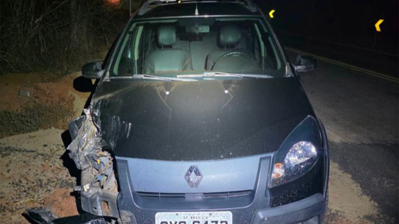 Casal de idosos morre após moto ser atingida por carro na MG-181, em Bonfinópolis de Minas