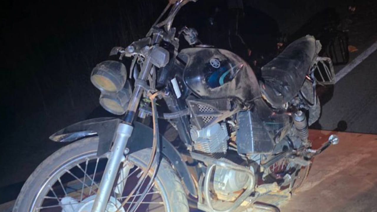Casal de idosos morre após moto ser atingida por carro na MG-181, em Bonfinópolis de Minas