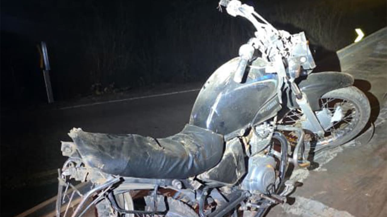 Casal de idosos morre após moto ser atingida por carro na MG-181, em Bonfinópolis de Minas