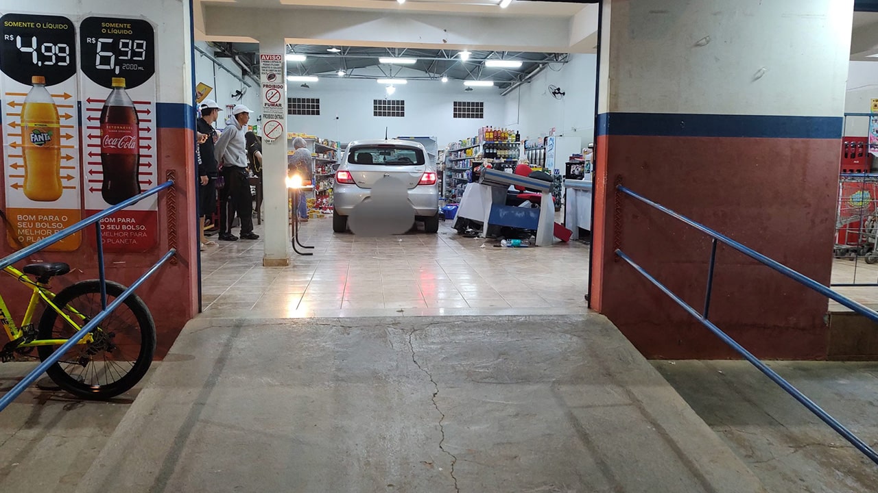 'Ia só comprar carne e cerveja', diz motorista bêbado que invadiu supermercado com carro