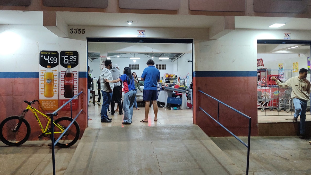 'Ia só comprar carne e cerveja', diz motorista bêbado que invadiu supermercado com carro