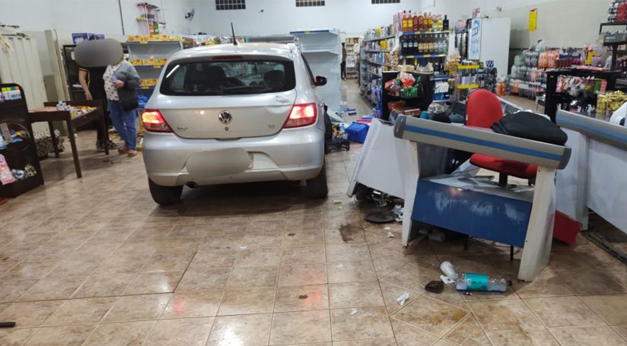 'Ia só comprar carne e cerveja', diz motorista bêbado que invadiu supermercado com carro