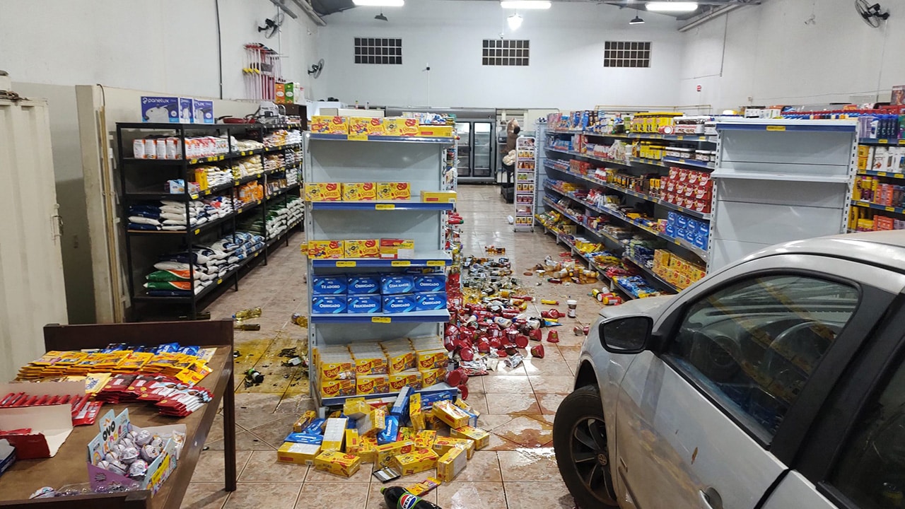 'Ia só comprar carne e cerveja', diz motorista bêbado que invadiu supermercado com carro