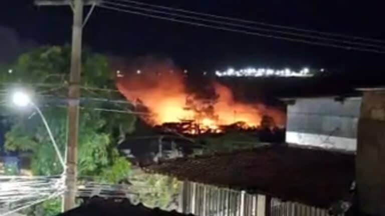 Fogo avança no Capão da Água Limpa em João Pinheiro e moradores fazem apelo por ajuda