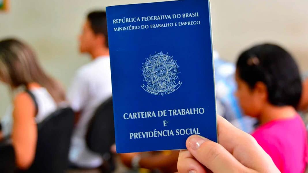 Tem vaga na praça! SINE de João Pinheiro oferece 39 empregos com salários de até R$ 3.444,00