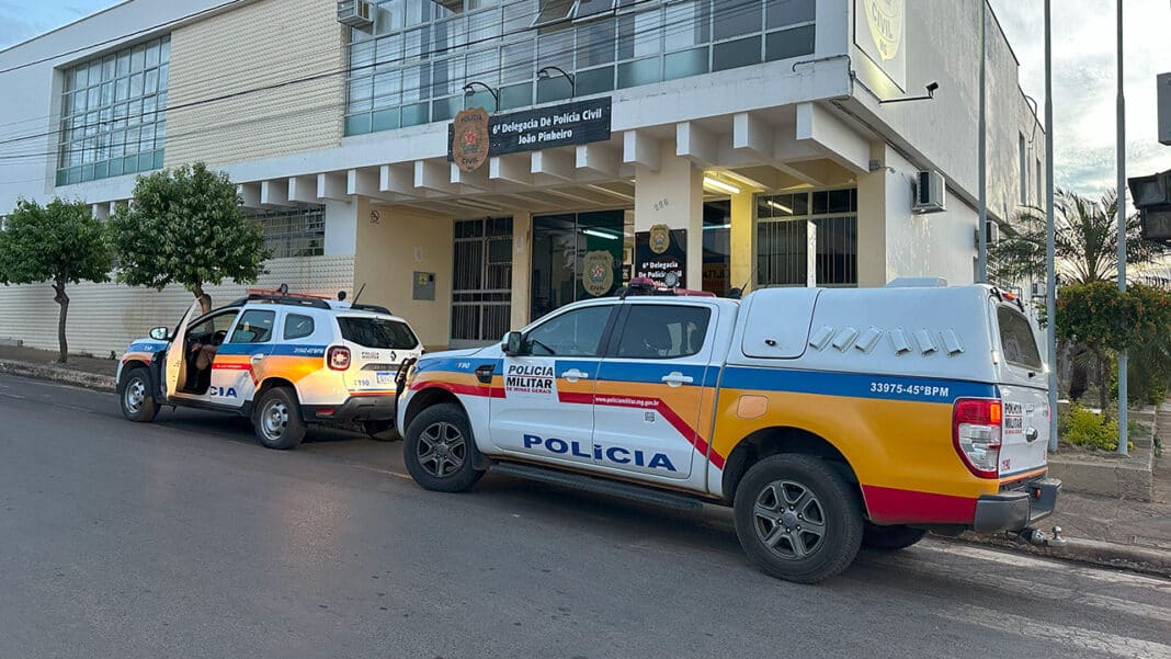 Inconformado com fim do namoro, homem agride ex e fura pneu da moto do atual em João Pinheiro