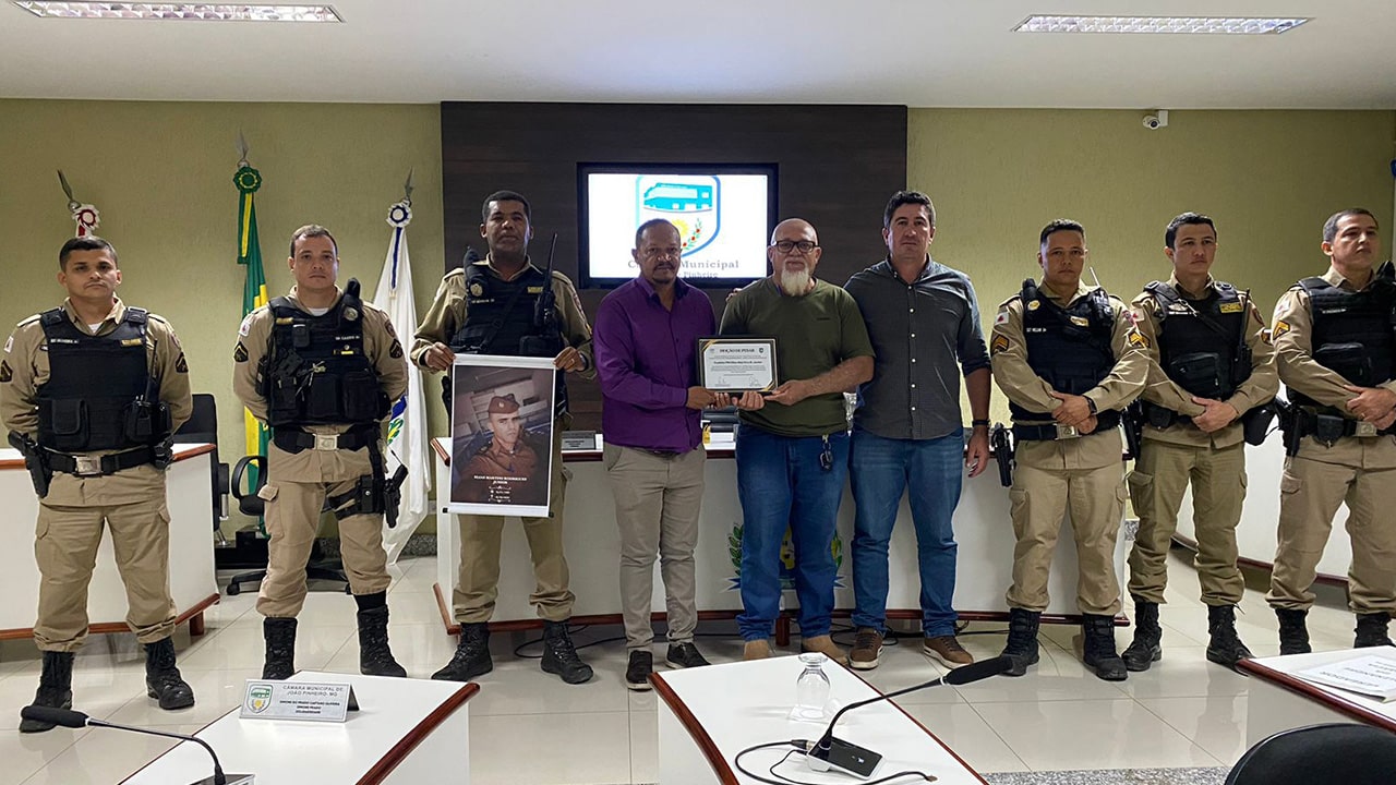 Câmara de João Pinheiro aprova moção de pesar pela morte do cadete Elias Júnior e emociona familiares