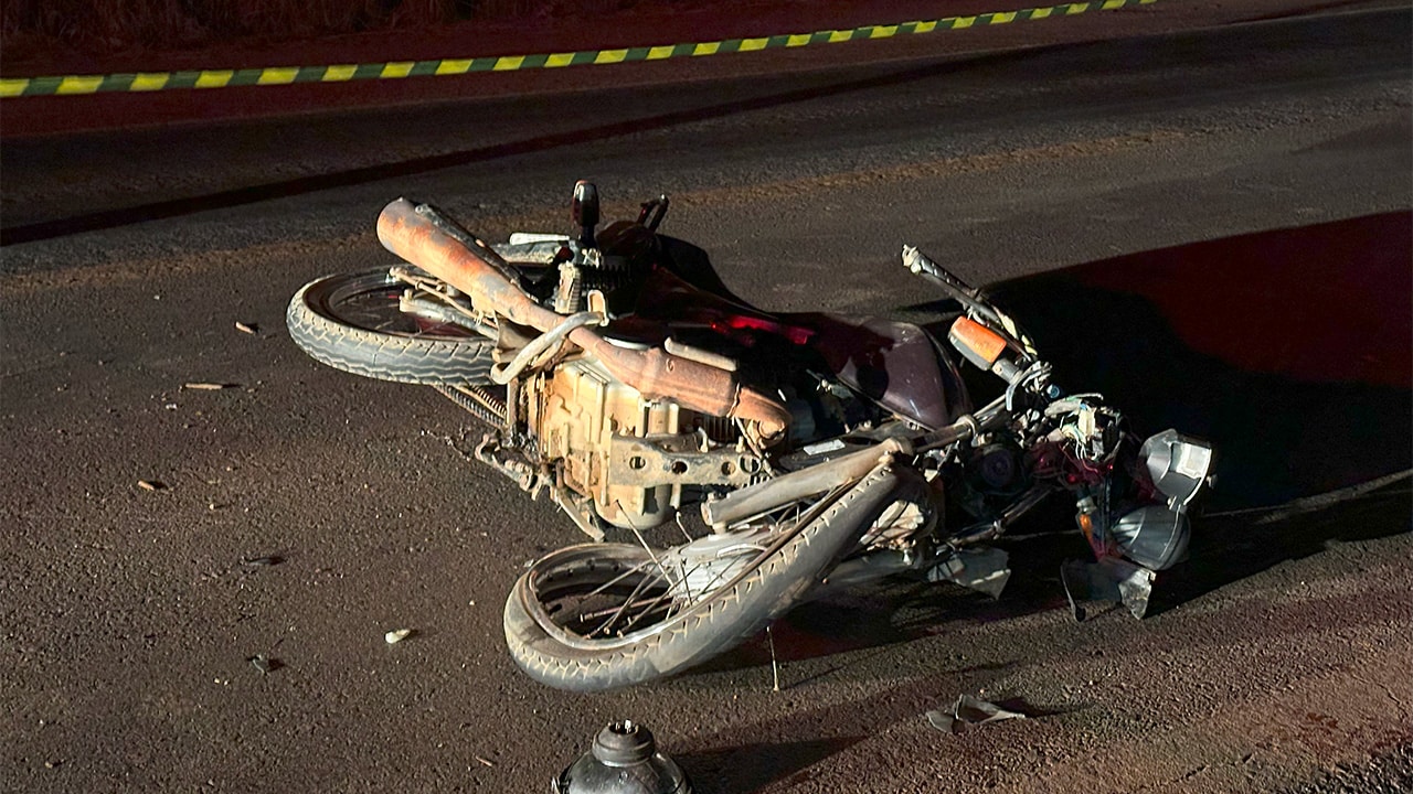Jovem morre na hora em gravíssimo acidente entre moto e caminhão na BR-040 em João Pinheiro