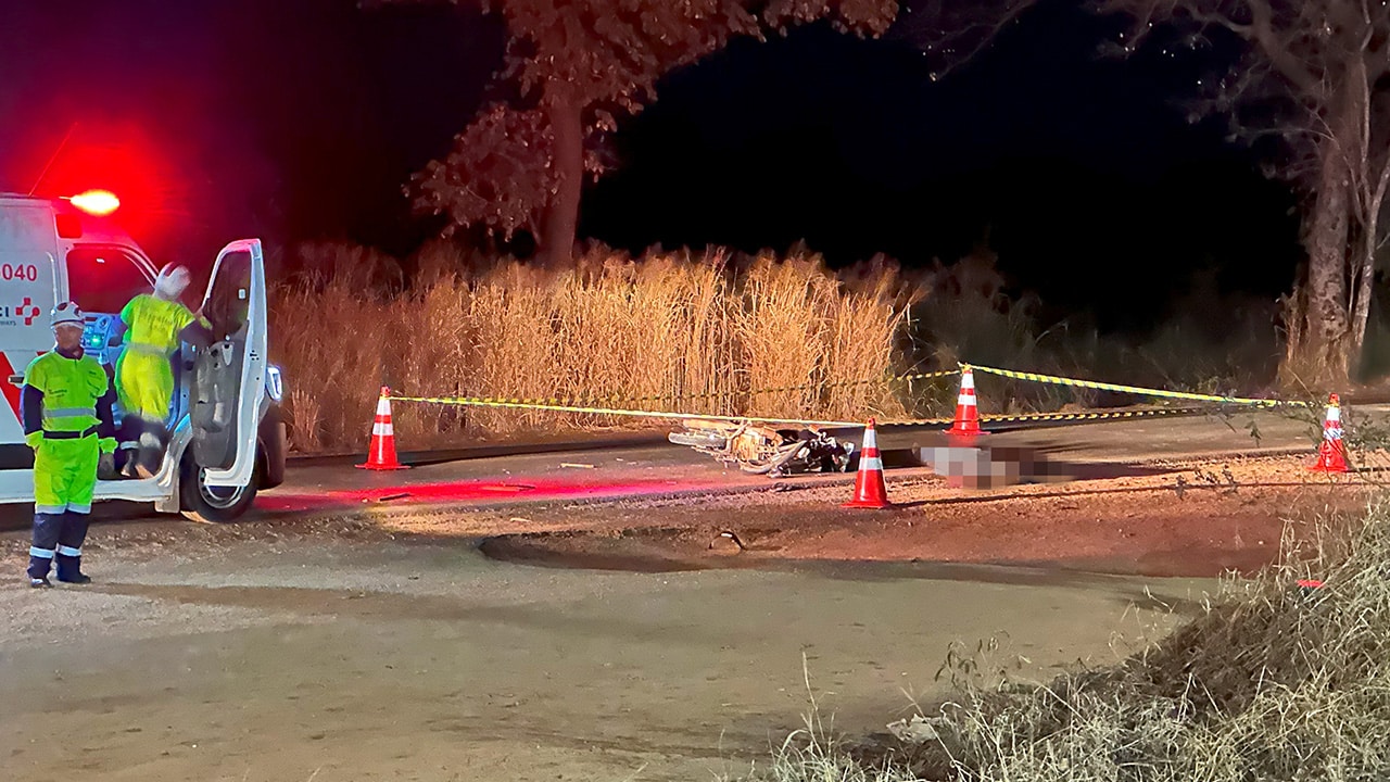 Jovem morre na hora em gravíssimo acidente entre moto e caminhão na BR-040 em João Pinheiro