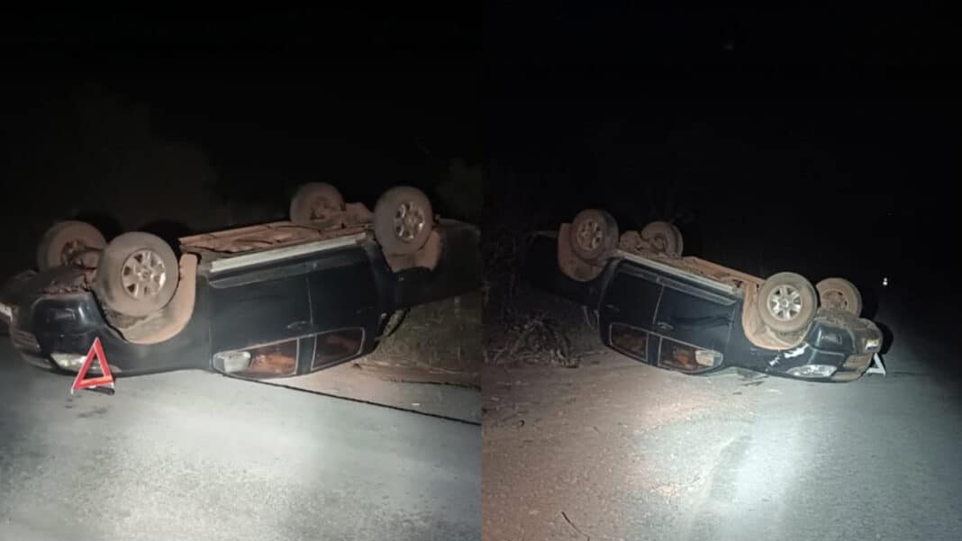 Motorista perde controle, capota caminhonete e escapa sem ferimentos na MG-181, em João Pinheiro