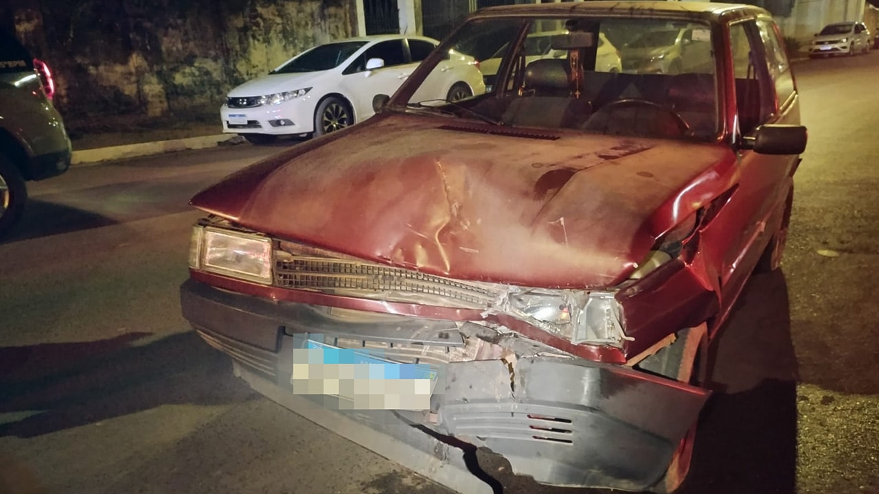 Motorista bêbado que bateu em carros estacionados em João Pinheiro recusa bafômetro e dispara