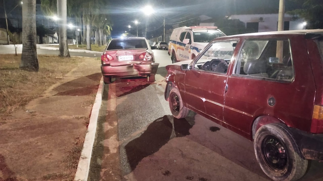 Motorista bêbado que bateu em carros estacionados em João Pinheiro recusa bafômetro e dispara