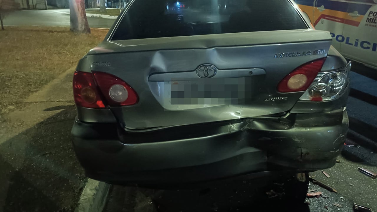 Motorista bêbado que bateu em carros estacionados em João Pinheiro recusa bafômetro e dispara