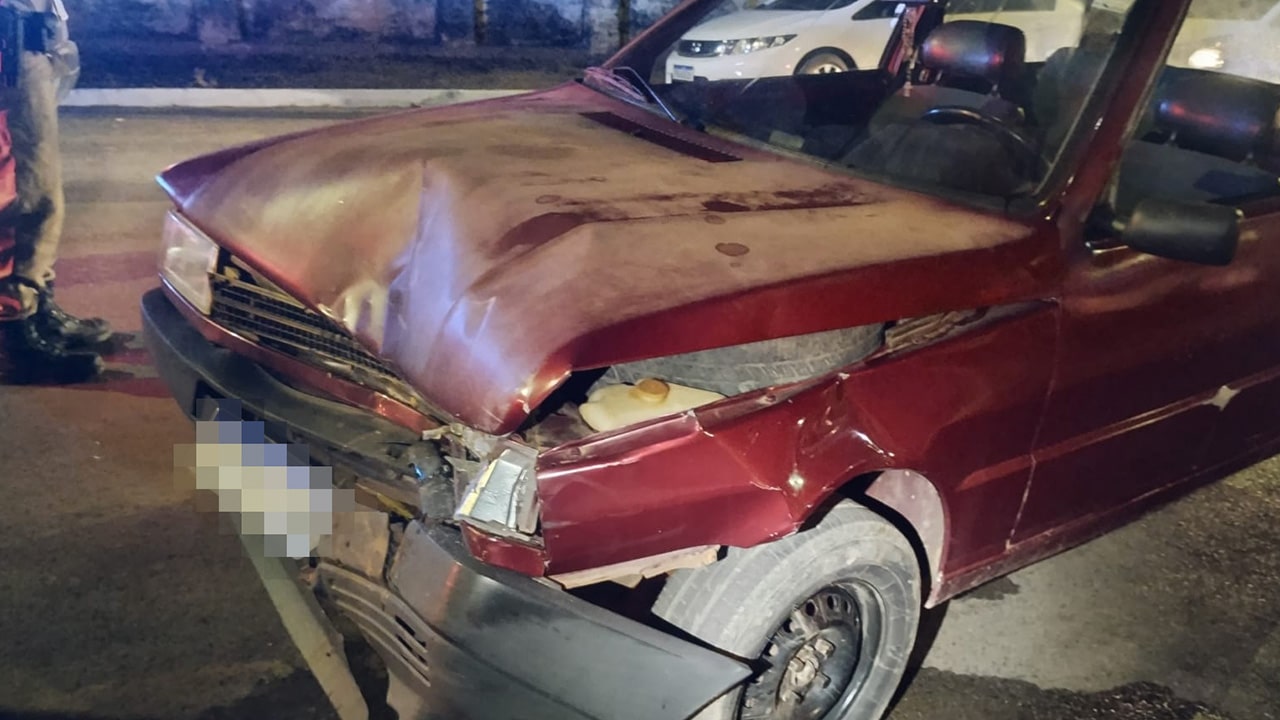 Motorista bêbado que bateu em carros estacionados em João Pinheiro recusa bafômetro e dispara