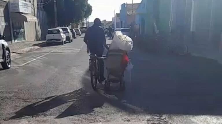 Engenhosidade: homem cria "sidecar" com carrinho de bebê para carregar recicláveis em João Pinheiro