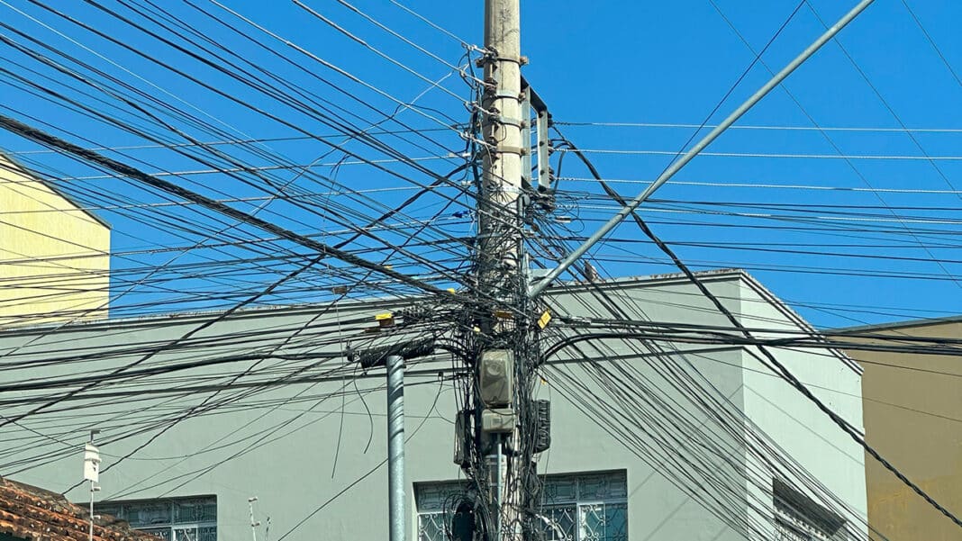 Fios em excesso nos postes estão com os dias contados em João Pinheiro