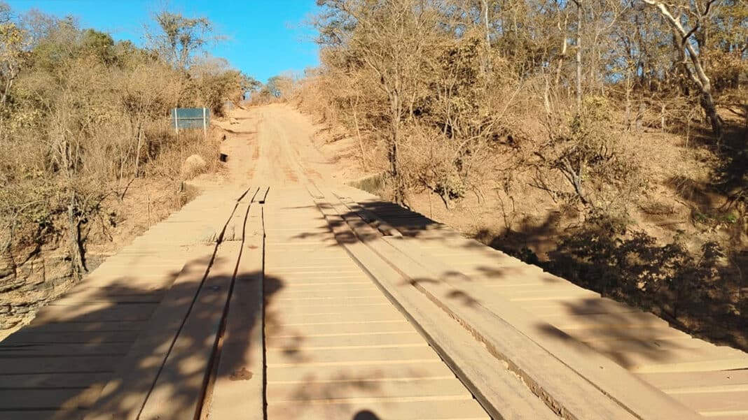 DER interdita ponte sobre o córrego São Bartolomeu, entre Olhos D’água e Santa Luzia, em João Pinheiro