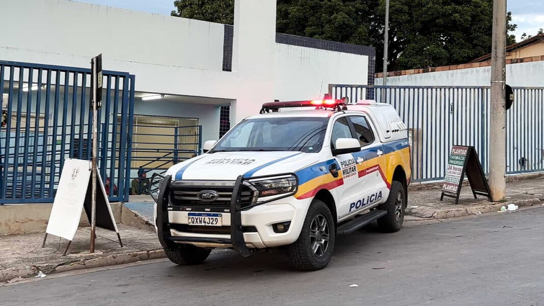 Desconfiado, homem segue a namorada, flagra ela no carro com outro e acaba apanhando em João Pinheiro