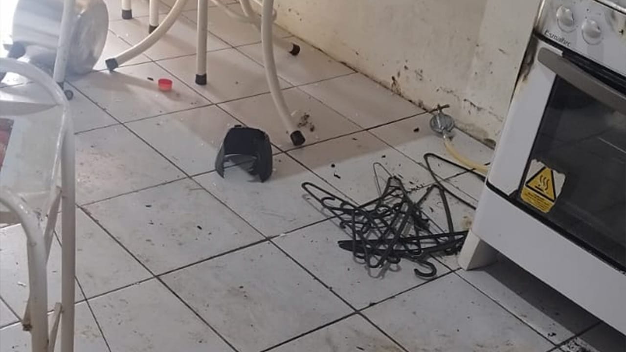 Homem agride companheira, destrói a casa e ateia fogo no colchão do casal em João Pinheiro