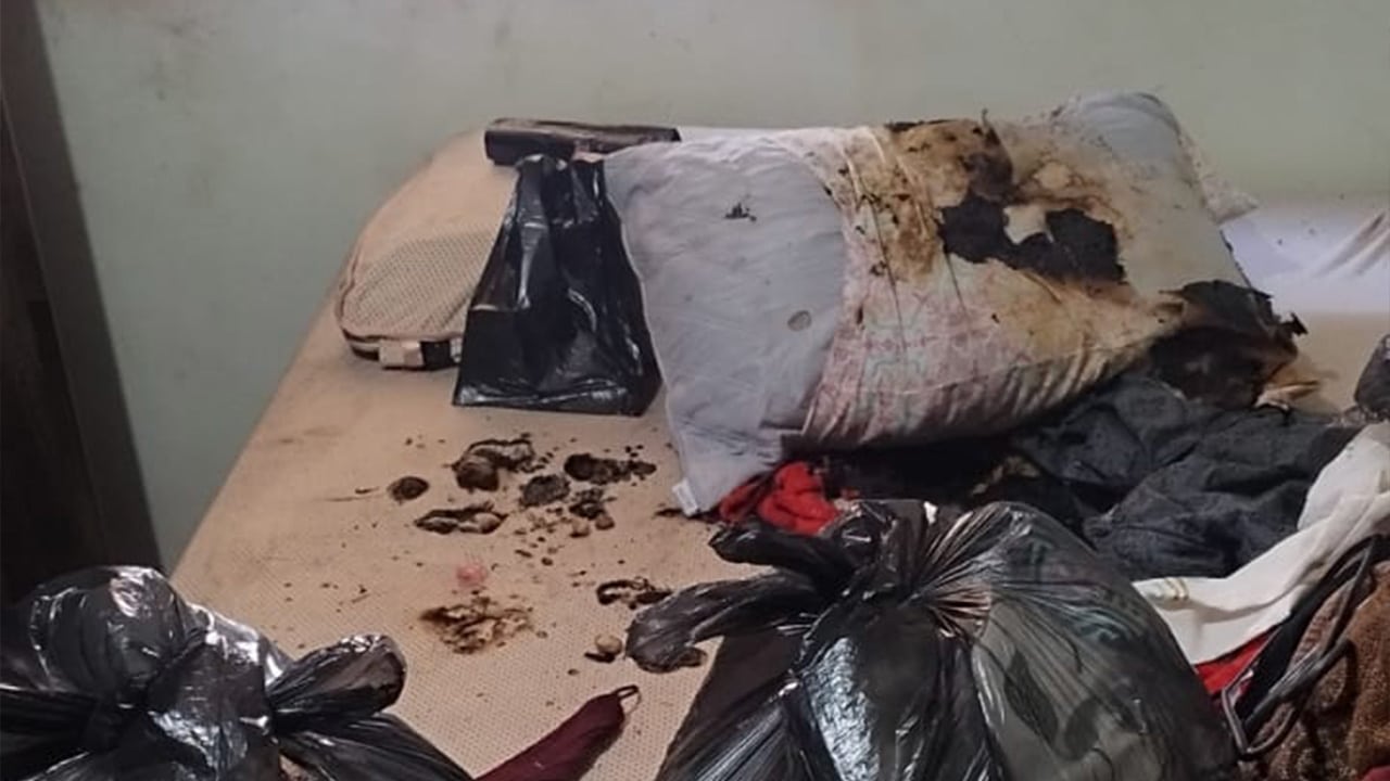 Homem agride companheira, destrói a casa e ateia fogo no colchão do casal em João Pinheiro