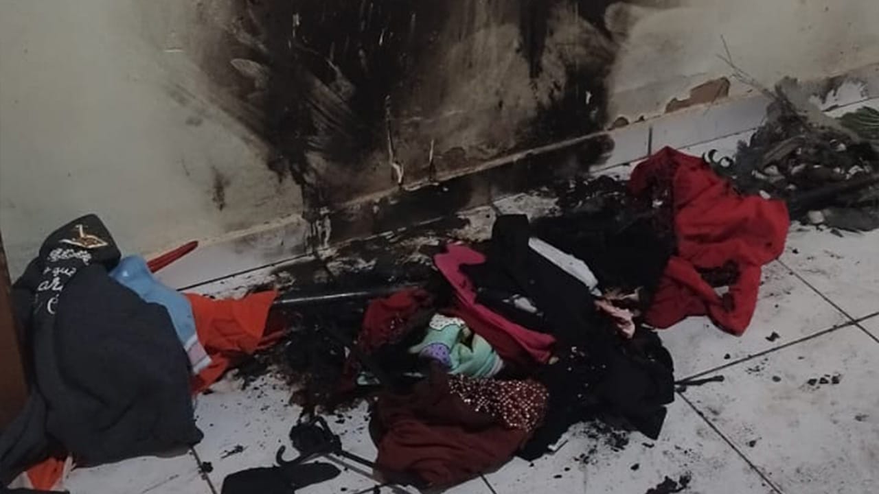 Homem agride companheira, destrói a casa e ateia fogo no colchão do casal em João Pinheiro