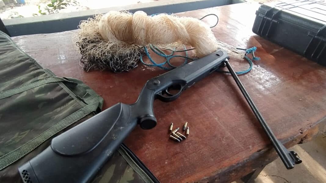 Homem é preso com espingarda adaptada e material de pesca ilegal em São Gonçalo do Abaeté