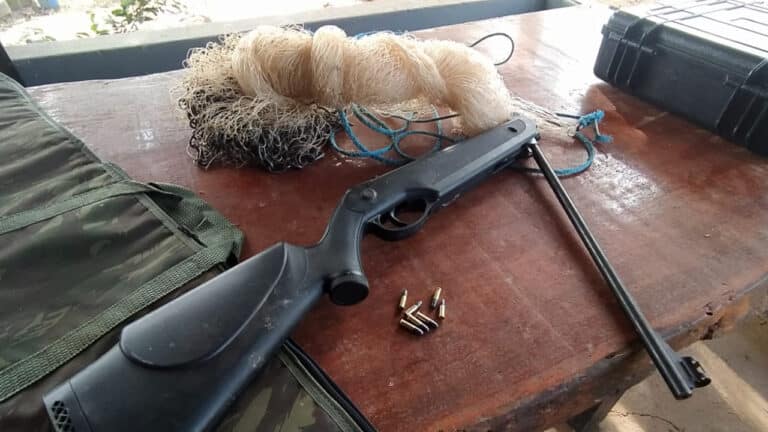 Homem é preso com espingarda adaptada e material de pesca ilegal em São Gonçalo do Abaeté