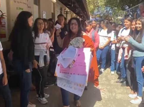 Emocionante: professora Andréa é aplaudida por alunos ao encerrar ciclo de 27 anos na educação pinheirense