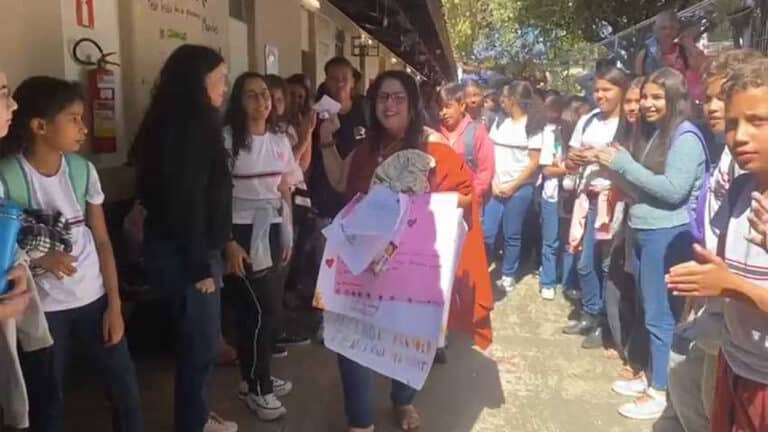 Emocionante: professora Andréa é aplaudida por alunos ao encerrar ciclo de 27 anos na educação pinheirense
