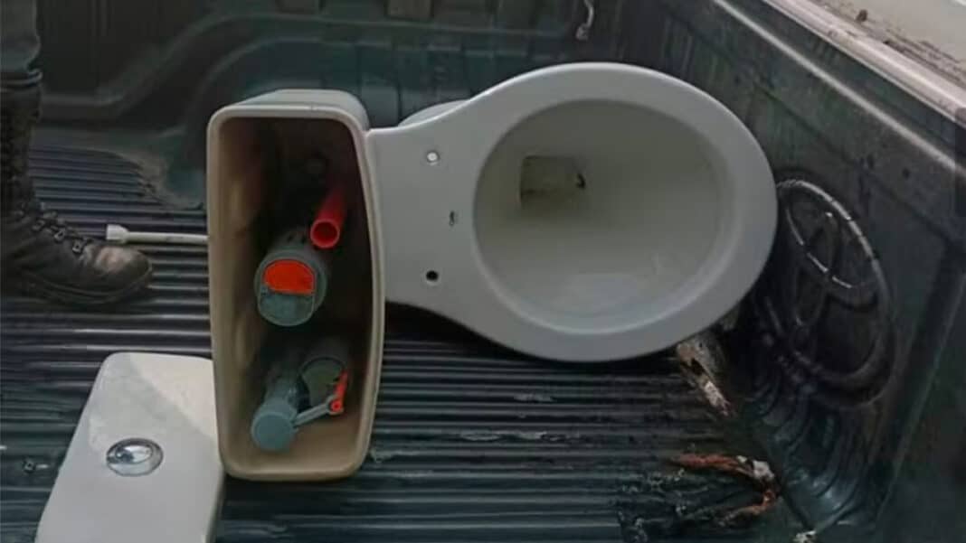 Ladrão é preso após ser flagrado carregando vaso sanitário furtado de obra, em João Pinheiro