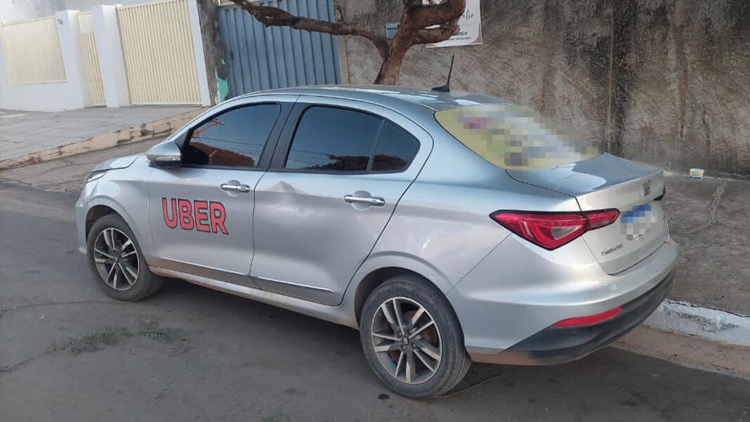 Homem que saiu da cadeia há 6 dias é preso após danificar Uber, agredir PMs e chutar enfermeira em João Pinheiro
