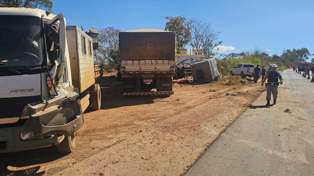 Acidente em trecho de obras na MGC-354 destrói cabine de bitrem e deixa motorista ferido em Patos de Minas