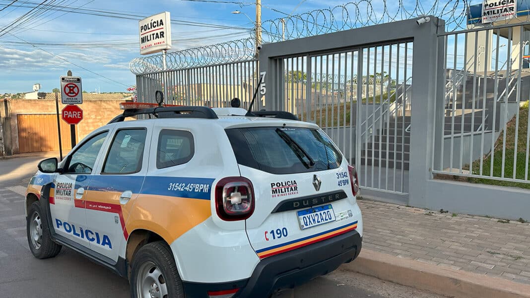 Mulher se tranca no banheiro para fugir de agressões do ex-marido em João Pinheiro