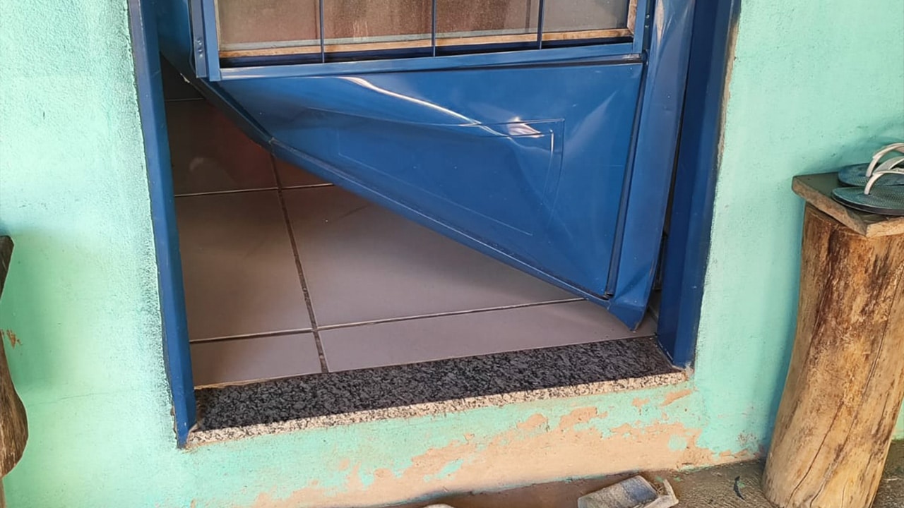 Ladrão furta casa, tenta fugir pelo cemitério e se esconde em cima de árvore mas acaba preso em João Pinheiro