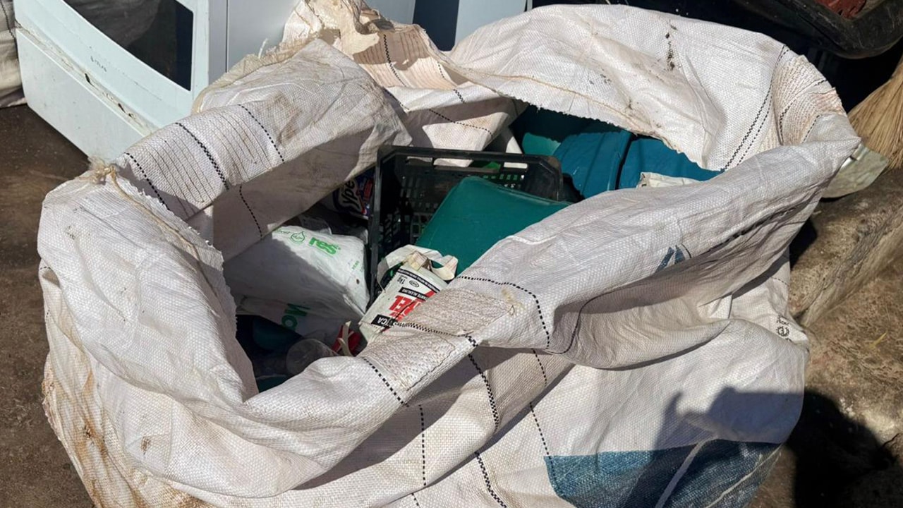 Polícia Ambiental e Vigilância Sanitária notificam morador com 60 galos em casa e outro por acúmulo de recicláveis