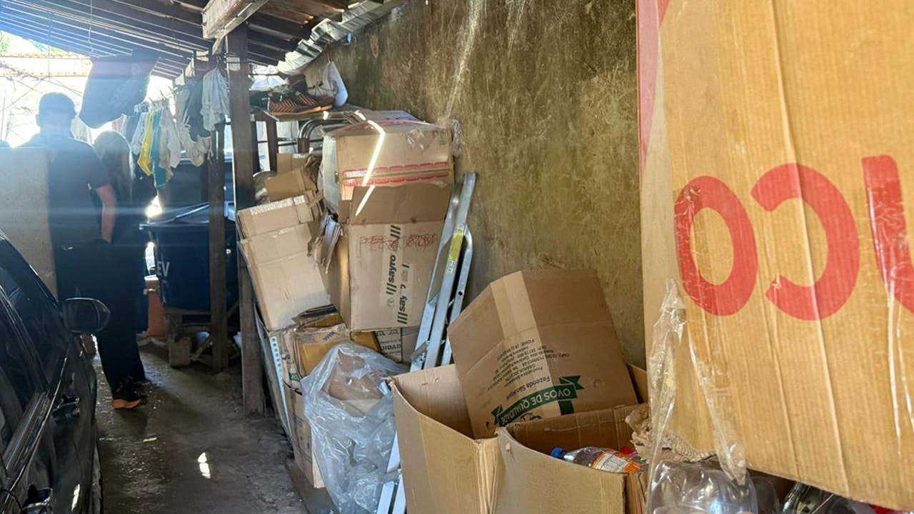 Polícia Ambiental e Vigilância Sanitária notificam morador com 60 galos em casa e outro por acúmulo de recicláveis