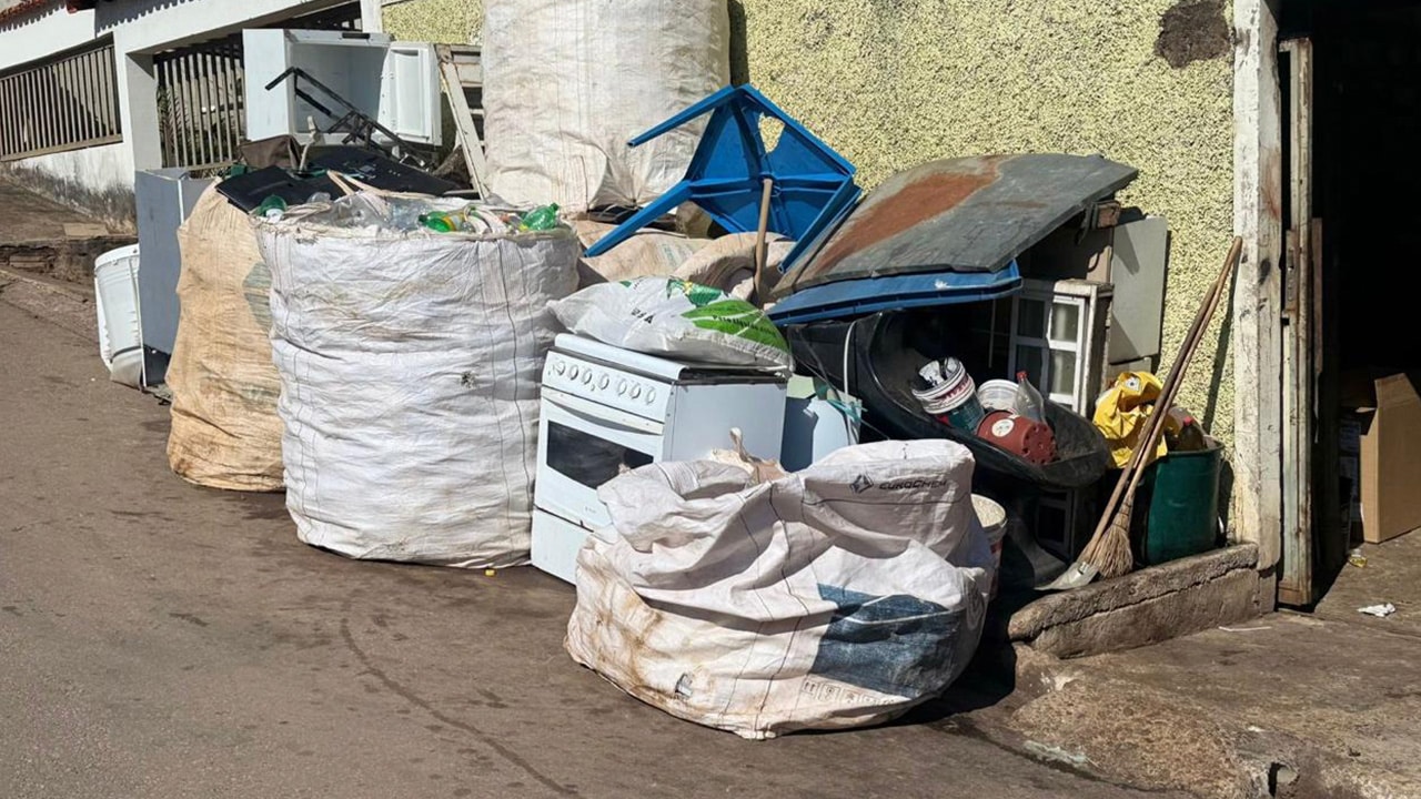 Polícia Ambiental e Vigilância Sanitária notificam morador com 60 galos em casa e outro por acúmulo de recicláveis