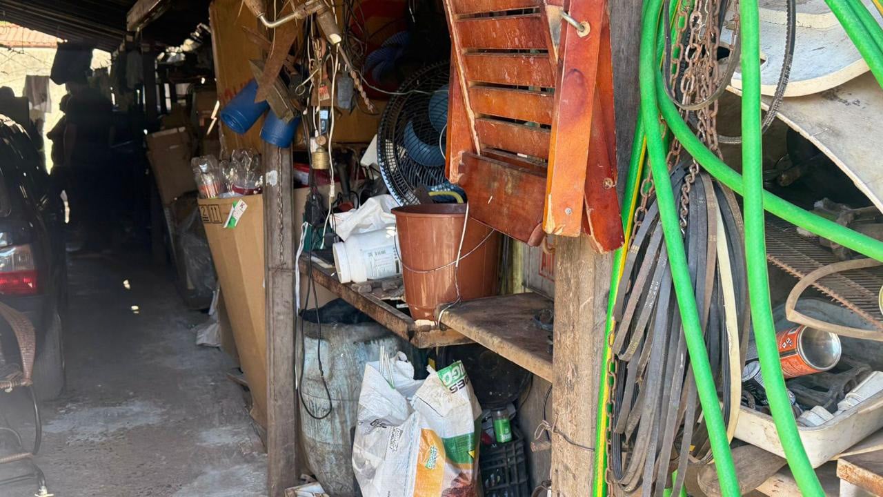 Polícia Ambiental e Vigilância Sanitária notificam morador com 60 galos em casa e outro por acúmulo de recicláveis
