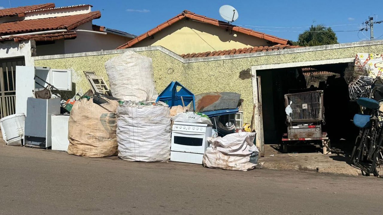 Polícia Ambiental e Vigilância Sanitária notificam morador com 60 galos em casa e outro por acúmulo de recicláveis