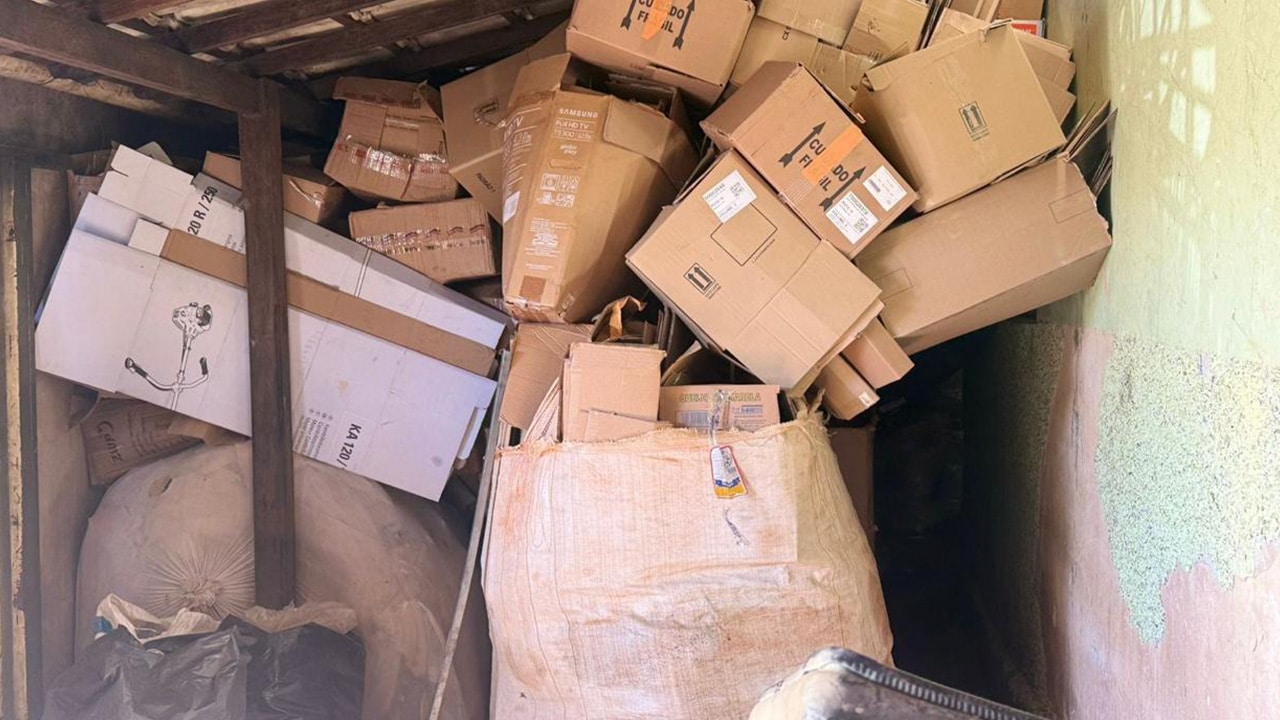 Polícia Ambiental e Vigilância Sanitária notificam morador com 60 galos em casa e outro por acúmulo de recicláveis