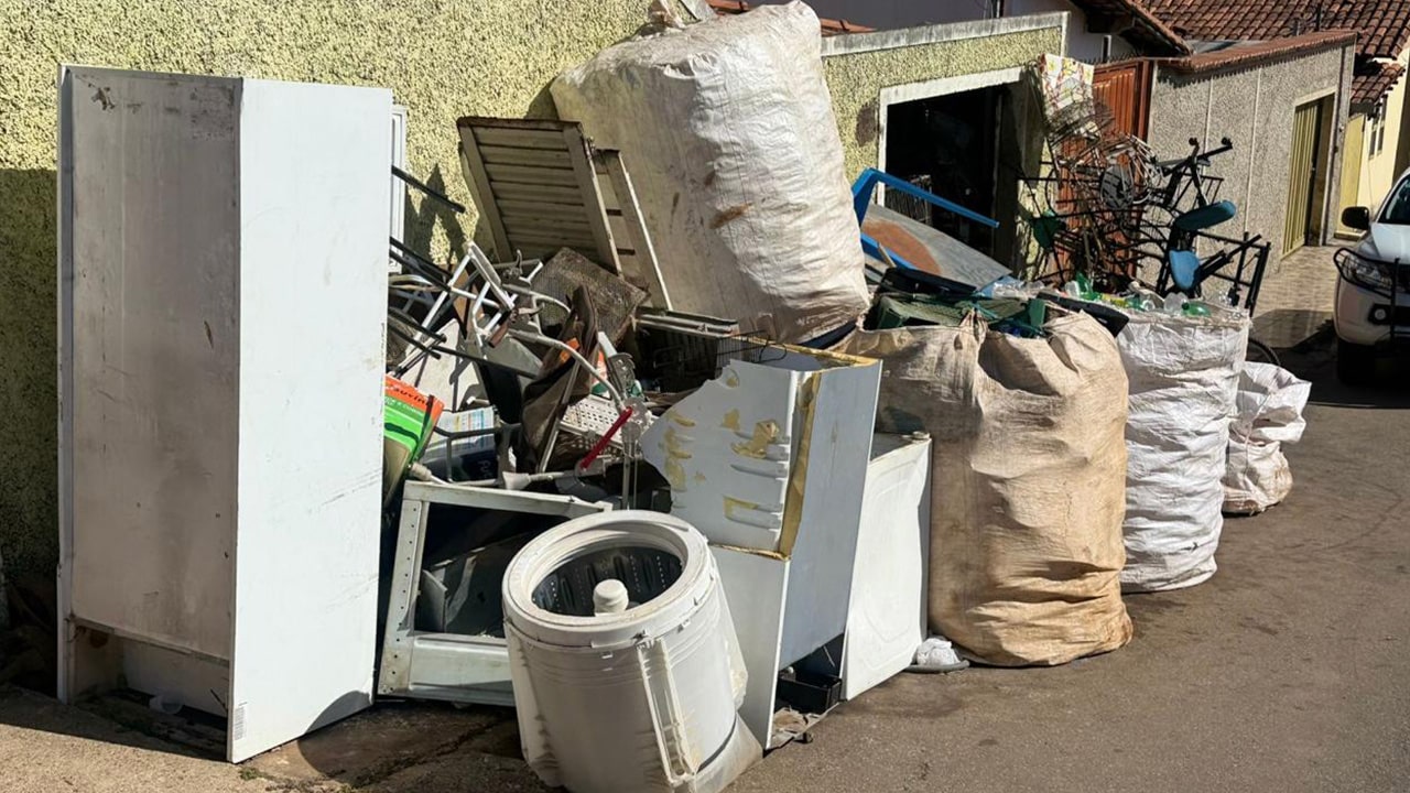 Polícia Ambiental e Vigilância Sanitária notificam morador com 60 galos em casa e outro por acúmulo de recicláveis