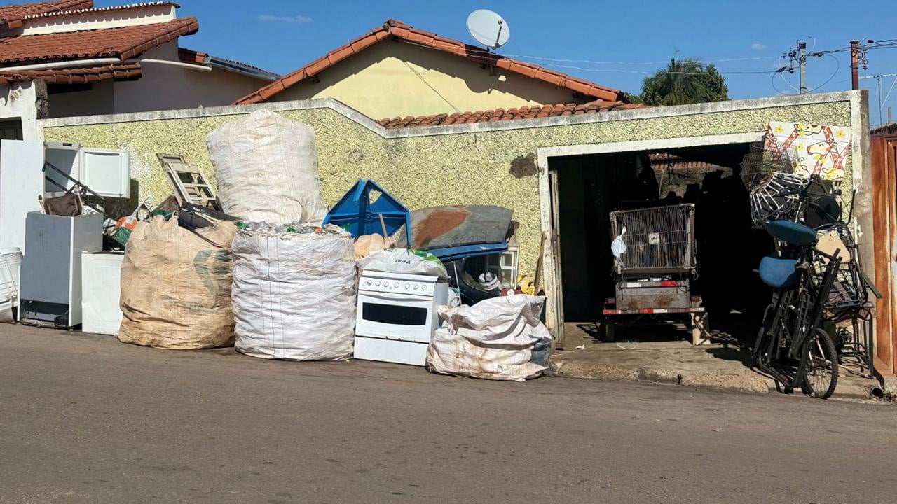Polícia Ambiental e Vigilância Sanitária notificam morador com 60 galos em casa e outro por acúmulo de recicláveis