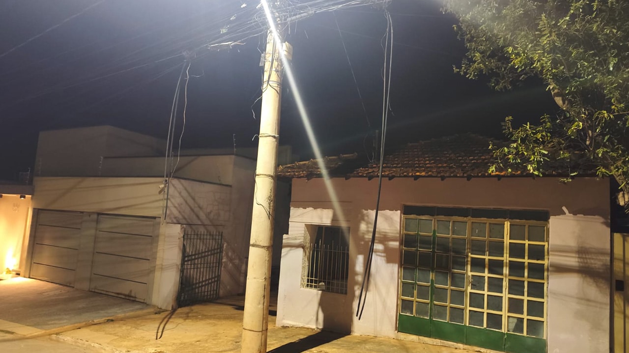 Vídeo mostra ladrões furtando fios de cobre em João Pinheiro; Justiça mantém a prisão da dupla