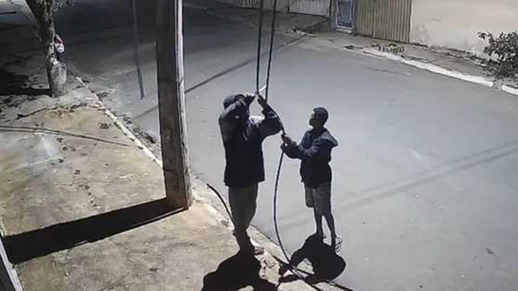 Vídeo mostra ladrões furtando fios de cobre em João Pinheiro; Justiça mantém a prisão da dupla