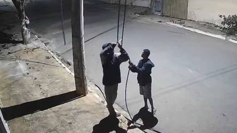 Vídeo mostra ladrões furtando fios de cobre em João Pinheiro; Justiça mantém a prisão da dupla