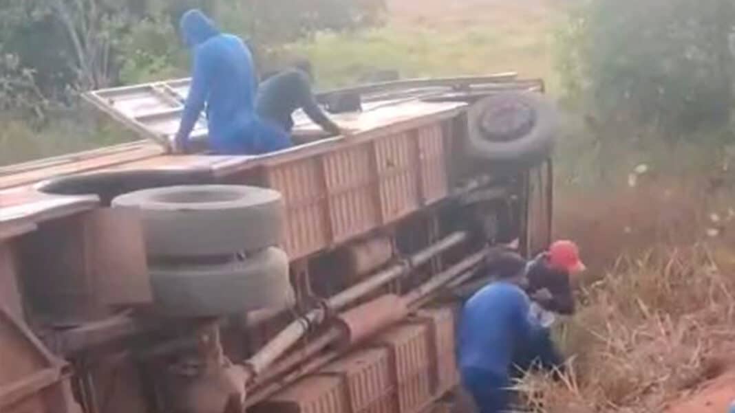 Ônibus com diversos trabalhadores rurais tomba em estrada rural de João Pinheiro