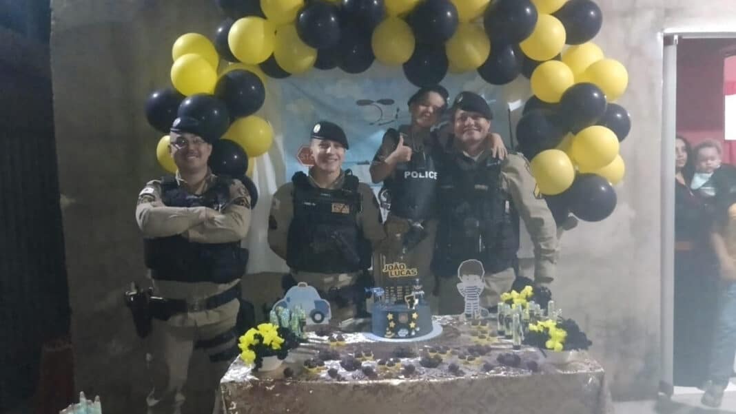 Polícia de João Pinheiro realiza sonho de menino e aparece de surpresa em seu aniversário de 7 anos
